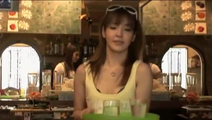 Adorable chienne japonaise s'amusant comme une amatrice