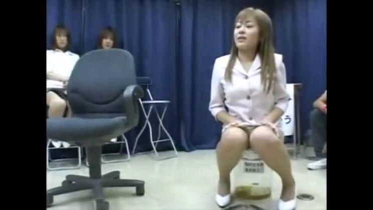 Une charmante prostituée orientale dans une incroyable vidéo de sexe avec urine