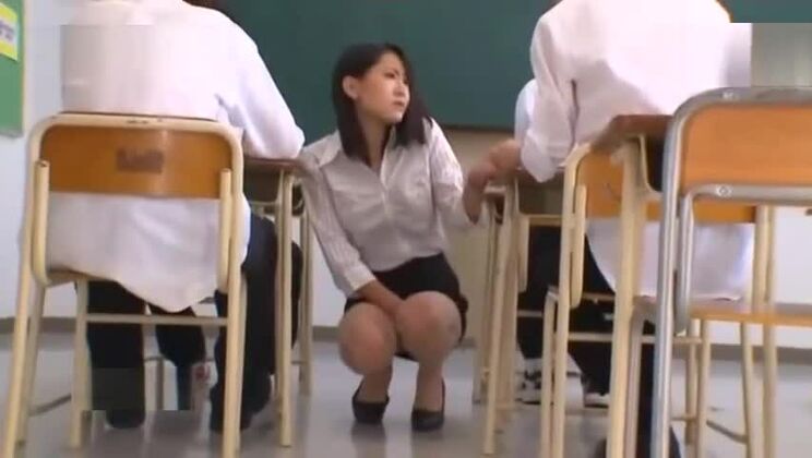 Charmante Japonaise dans un film porno fétichiste