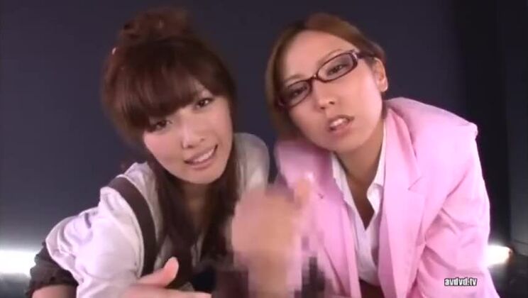 Belle femme asiatique dans une magnifique vidéo de sexe fétichiste