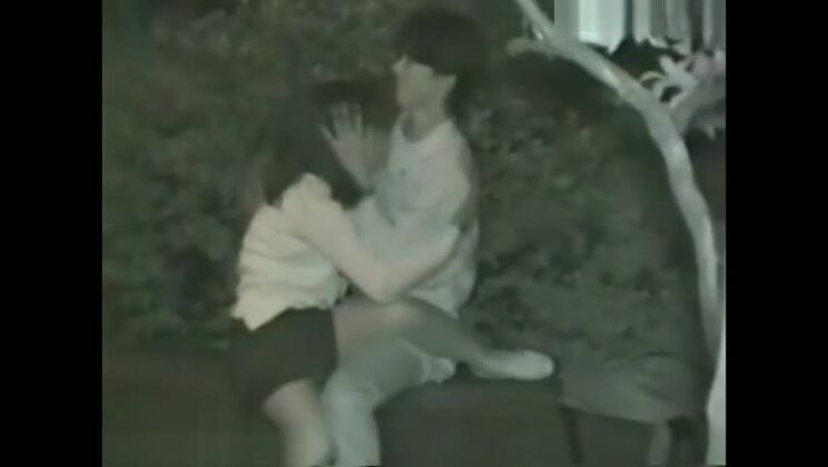 Superbe jeune femme asiatique dans une magnifique vidéo amateur tournée en public