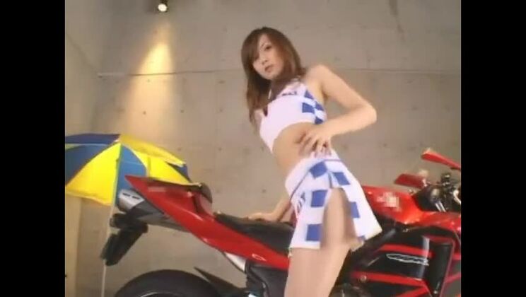 Une incroyable jeune Japonaise dans une scène en gros plan époustouflante en public