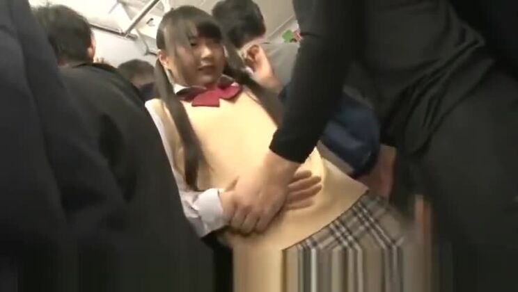 Une superbe femme asiatique a une relation sexuelle intense et incroyable en public