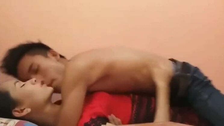 Une brune asiatique douce et prostituée a un incroyable rapport sexuel hardcore