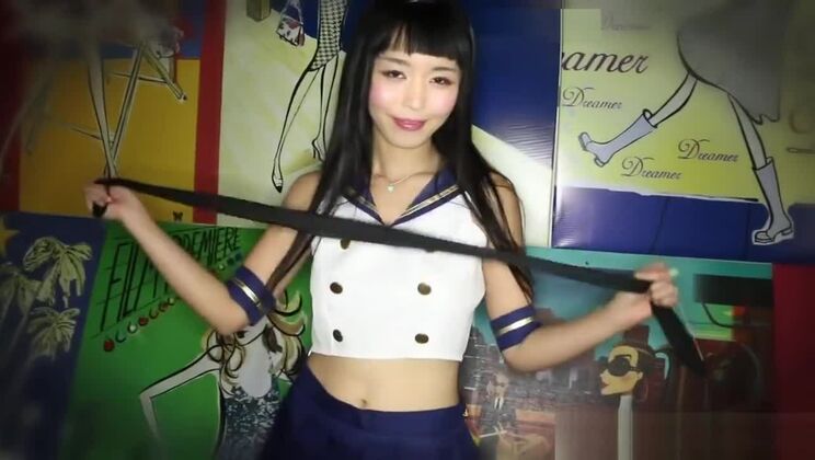Une Japonaise sexy participe à un film X en cosplay