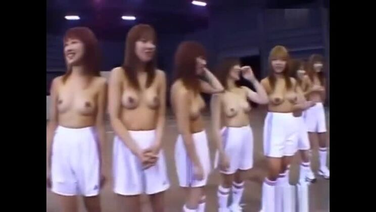 Bonny, une jeune asiatique sans abri, se met les doigts dans son trou d'amour