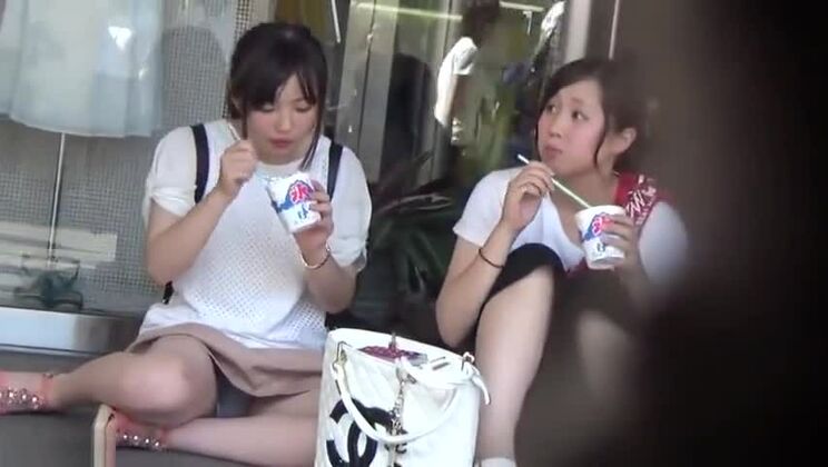 Un délicieux râleur oriental dans un lieu public