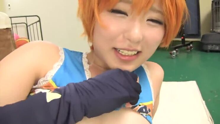 Admirable prostituée asiatique jouant dans une vidéo XXX de cosplay torride
