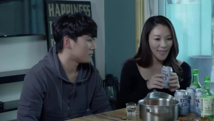 Vidéo de sexe fétichiste mettant en scène une asiatique provocante