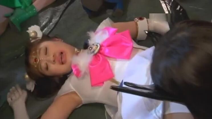 Une jolie orientale participe à un film XXX en cosplay