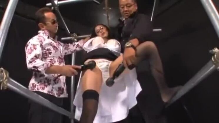 Pute japonaise sexy dans une partouze