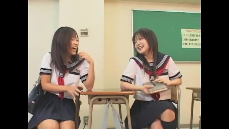 Une jolie petite Japonaise aux seins menus aime s'adonner à des jeux fétichistes.