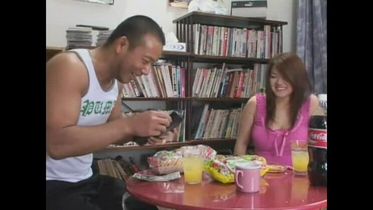 Magnifique pute japonaise aux seins généreux dans une véritable vidéo hardcore