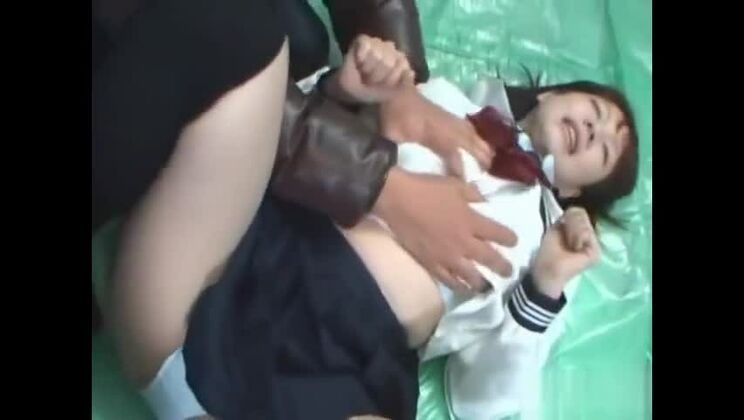 Jeune asiatique se fait baiser fort