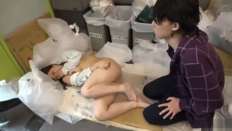 Belle Japonaise aux formes généreuses