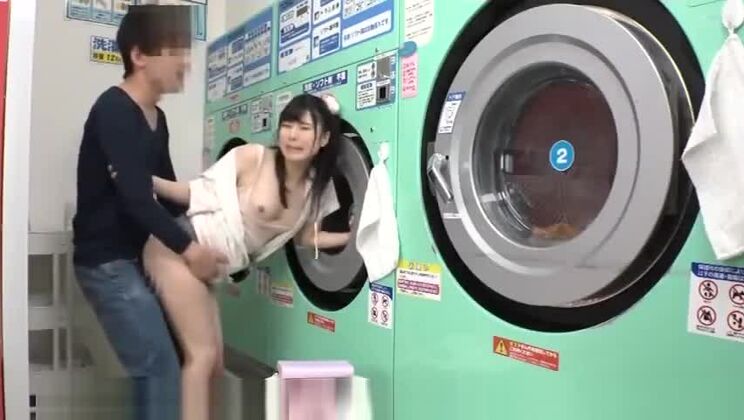 Belle femme asiatique à la poitrine plate dans une vidéo de sexe hardcore