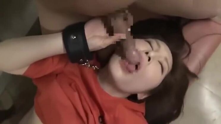 Une adorable pute japonaise rousse a été violée en réunion dans un lieu public.