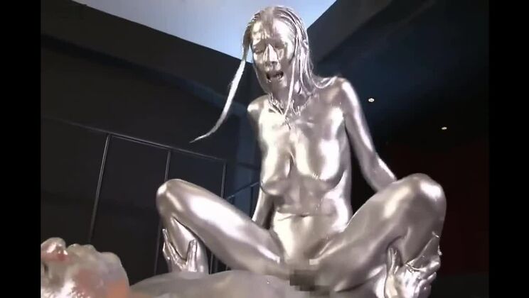 Une salope asiatique ambrosienne incarne son fantasme fétichiste