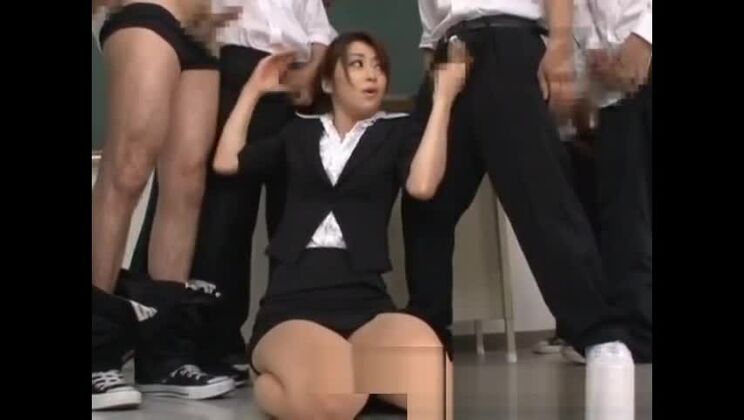 Belle salope asiatique poilue dans un film porno pervers