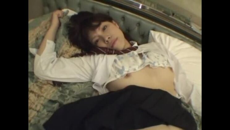 Une charmante Japonaise se fait tripoter.