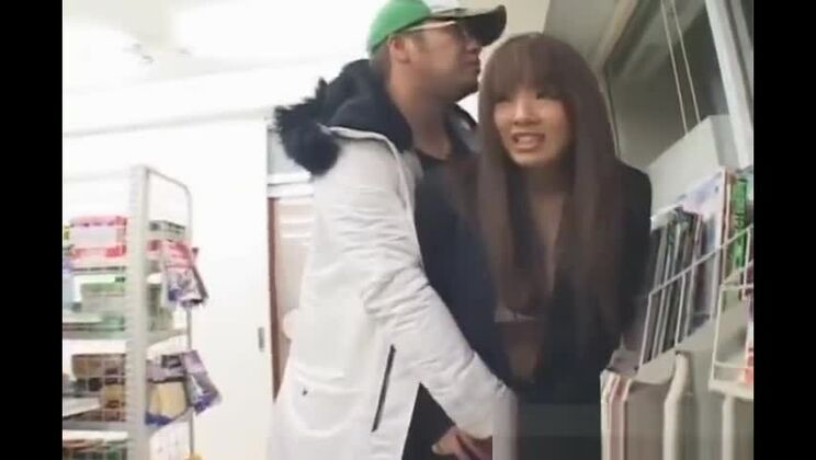 Jolie pute japonaise jouant dans une vidéo porno interraciale