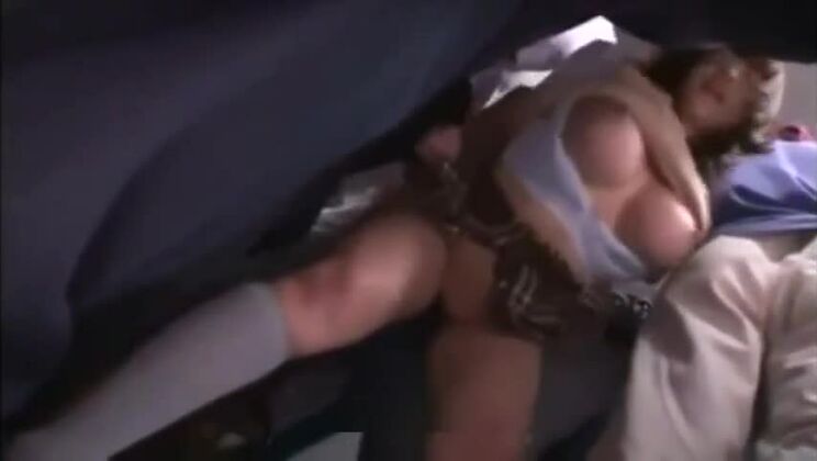 Japonaise aux seins généreux et épicés dans un film porno amateur en public