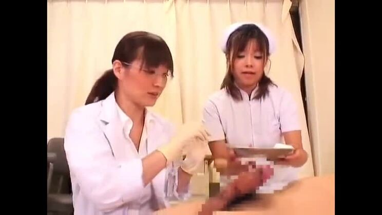 Les divines Japonaises aiment s'amuser avec leurs fétiches.