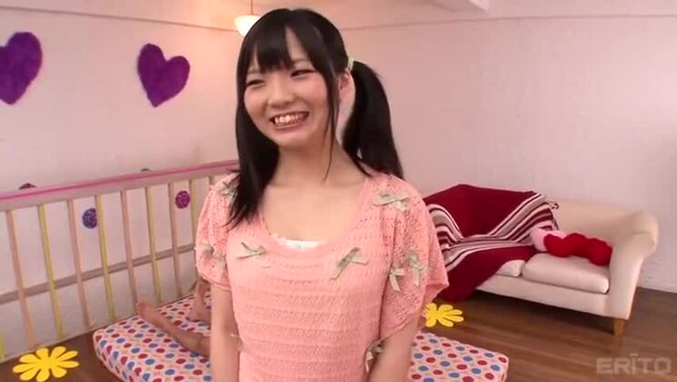 La belle Japonaise Ichigo Tominaga reçoit une éjaculation faciale