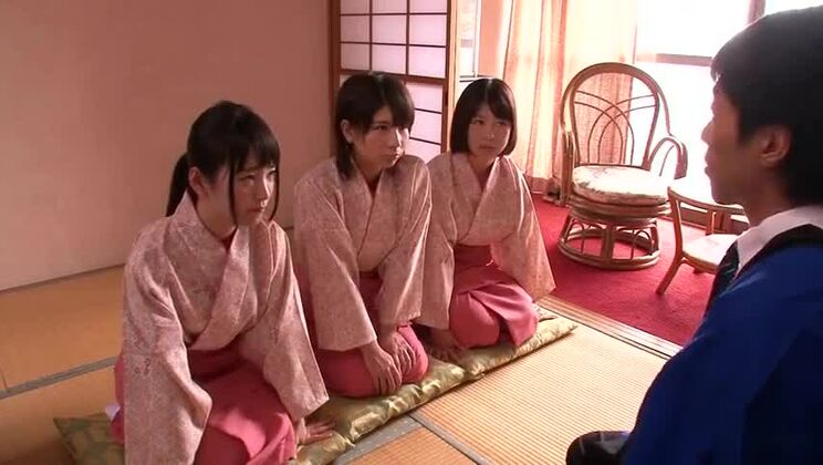 Une Japonaise séduisante se fait caresser.