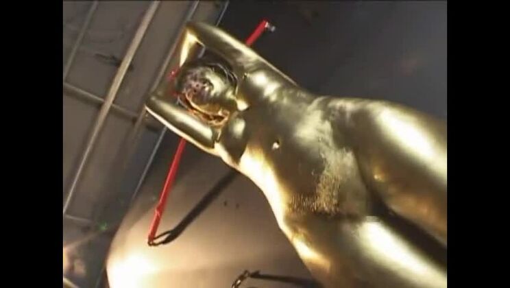 La ravissante Japonaise Kasumi Uehara se livre à une performance fétichiste et osée