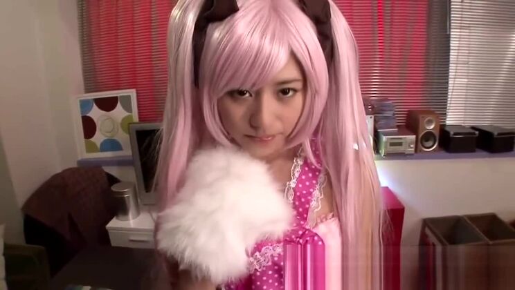 Ambrosiale Japonaise dans une vidéo de cosplay érotique