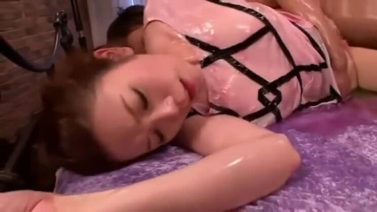 Incroyable pute asiatique aux seins énormes