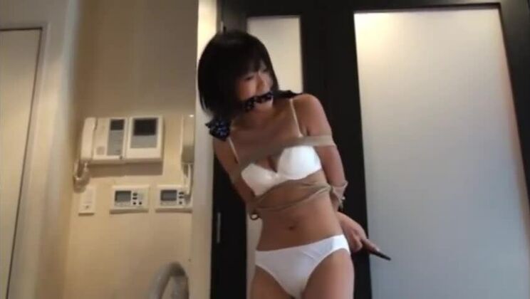 Belle asiatique s'adonnant à un fétichisme torride