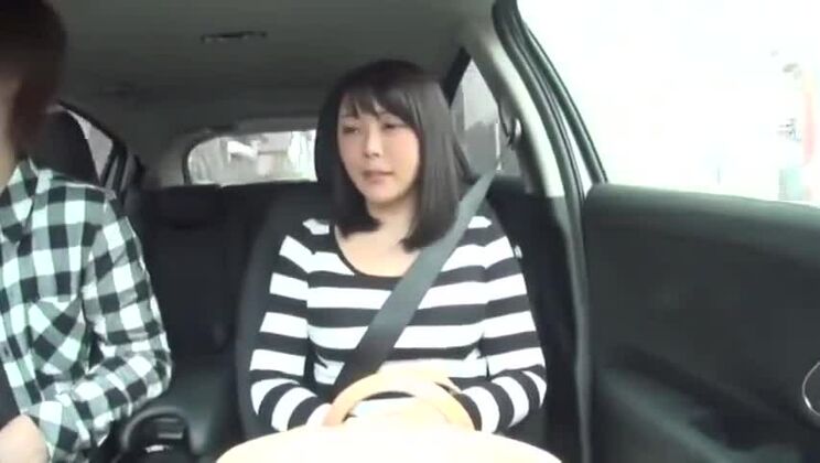 Salope orientale séduisante se livrant à une action bukkake