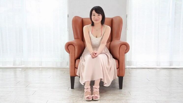 Une pute asiatique à gros seins vit une expérience de gangbang extrême