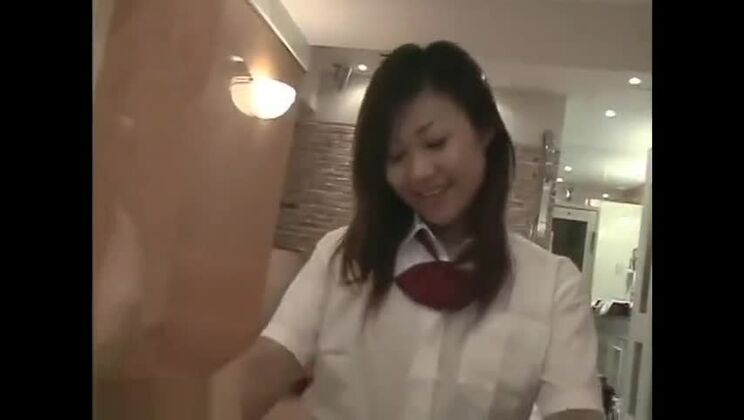 Une charmante Japonaise vit une expérience fétichiste inhabituelle