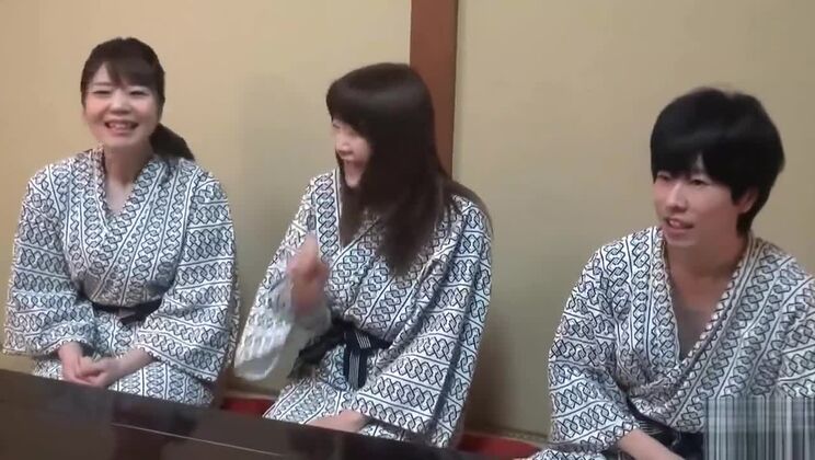 Jeune fille orientale aux gros seins dans un film porno coquin