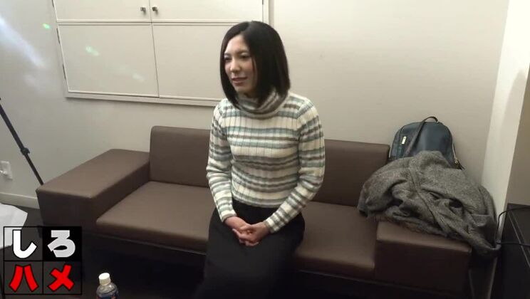 Petite salope japonaise aux petits seins se fait baiser fort