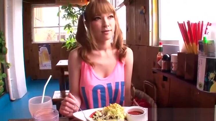 Une pute asiatique à la poitrine plate et irréelle s'est fait baiser sauvagement sur la plage