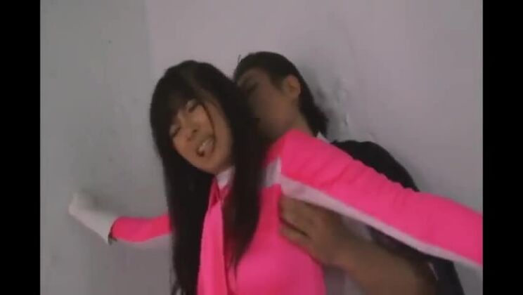 Charmante Japonaise se produisant dans une vidéo de sexe fétichiste