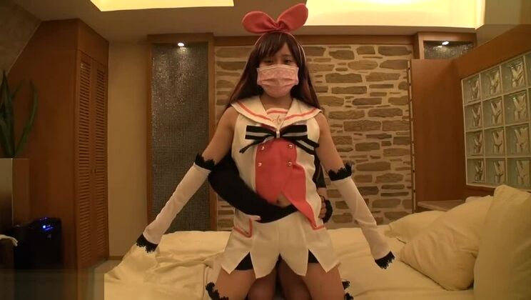 Une magnifique salope orientale à la poitrine plate participe à un film XXX en cosplay