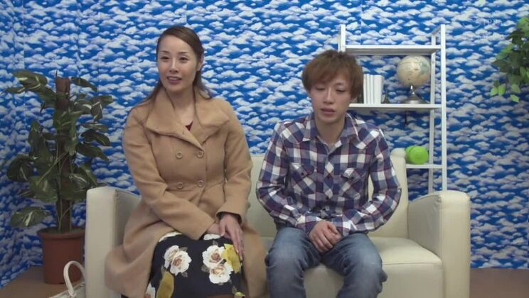 Jolie Japonaise prenant une douche de sperme