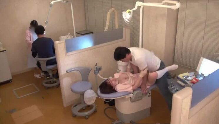 Jolie asiatique se fait baiser le cul chaud