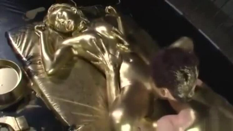 Belle Japonaise prenant une douche de sperme