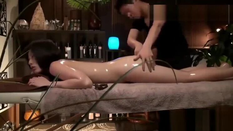 Divine femme orientale aux seins généreux dans une vidéo de massage érotique
