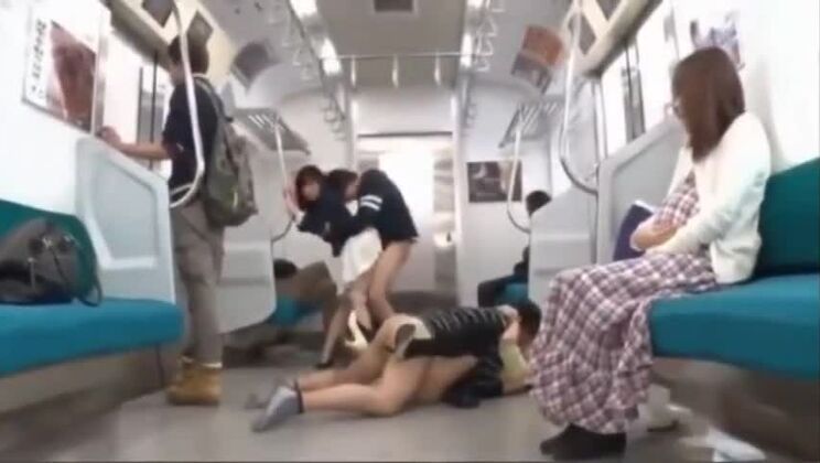 Éblouissante jeune fille japonaise