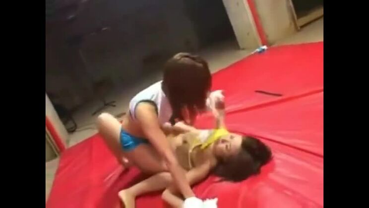 Une charmante femme asiatique aime s'amuser avec ses fétiches.