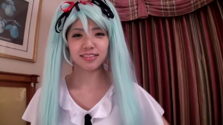 Japonaise aguicheuse à la barbe naissante