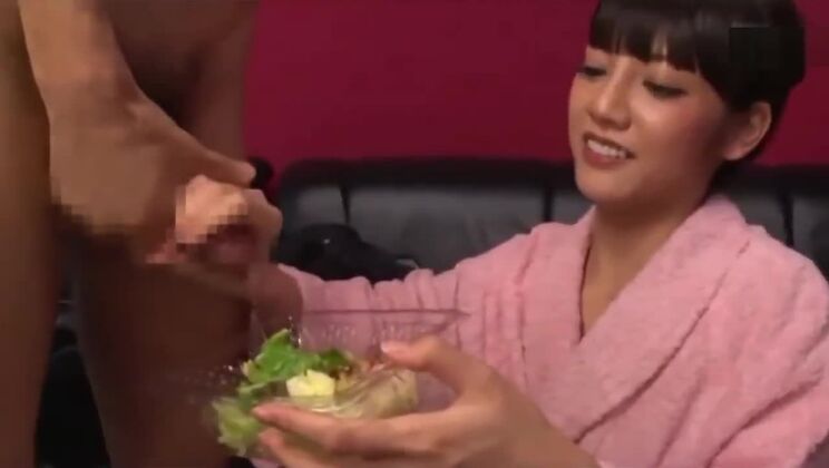 Une femme orientale sucrée reçoit une énorme éjaculation faciale.