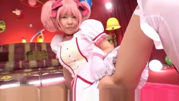 Jeune fille asiatique charmante à la poitrine plate dans une vidéo de cosplay sexy